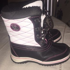 Girl’s size 9 Khombu winter boots